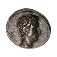 Pièce ancienne grisée avec le dernier Auguste, fondateur de l'Empire Romain.