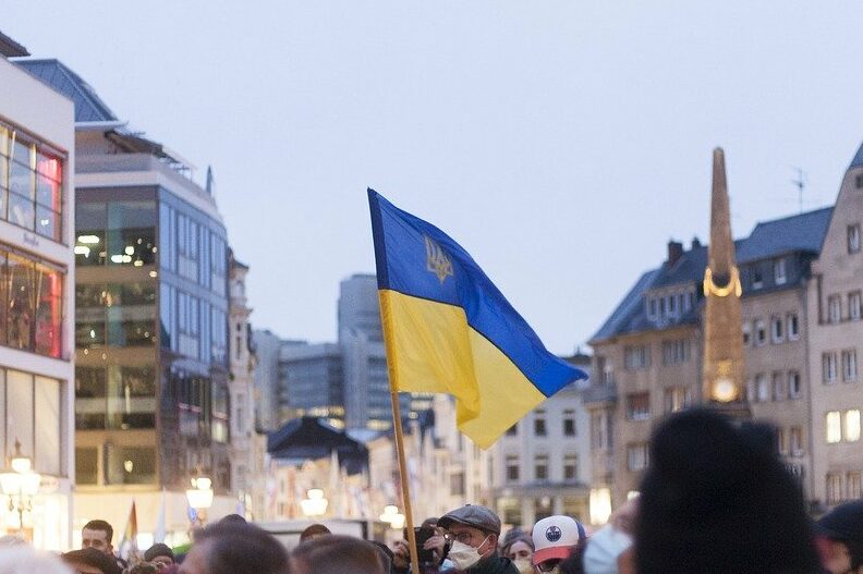 Drapeau pendant la guerre en Ukraine volant au dessus de la ville
