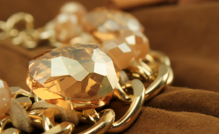bijou en or pierre précieuse
